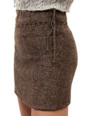 Nahaufnahme eines kurzen Winter-Strickrocks aus brauner Alpakawolle, mit einfarbiger Seite außen und Bindebändern, Modell Giuditta.
