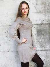 Junge Frau mit kurzem Alpaka Kleid Donna in Beige uni, mit weitem Schalkragen und langen Ärmeln.