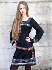 Frau mit kurzem schwarzen Alpaka-Kleid, langen Ärmeln und Jacquardmuster, Modell Giuditta.