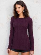 Junge Frau mit langem dunkeltraubenfarbenem Zopfmuster-Pullover aus Alpakawolle, weich und körpernah geschnitten, Modell Zora.